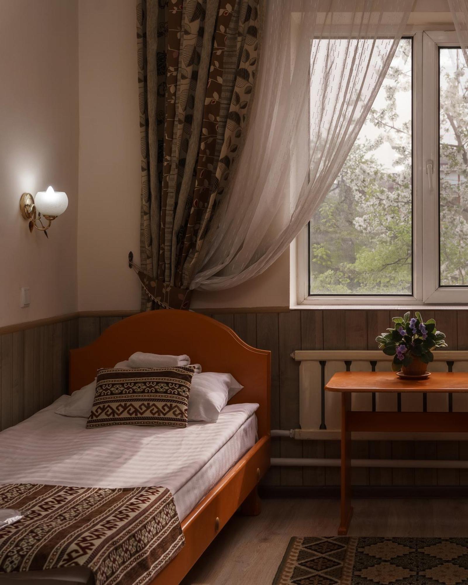 Alpinist Hotel Bisjkek Eksteriør bilde